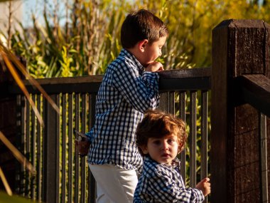 köprüde duran iki sevimli erkek 