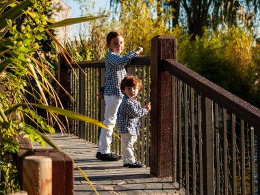 köprüde duran iki sevimli erkek 