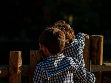 köprüde duran iki sevimli erkek 