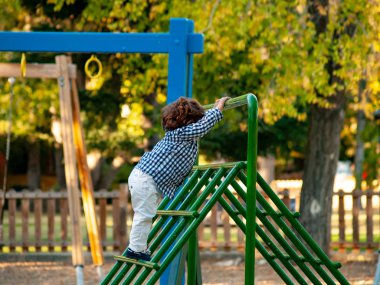  sevimli çocuk oyun oynarken