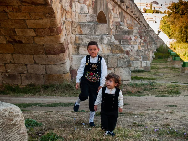 Два Младших Брата Римском Мосту Саламанки Одетые Традиционную Одежду — стоковое фото