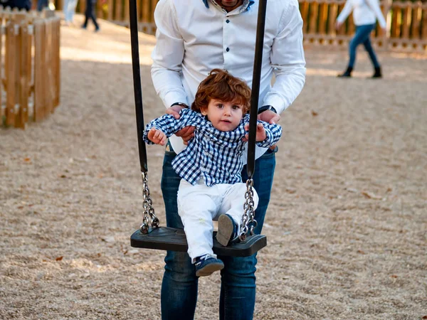 Vater Und Süßer Junge Auf Schaukel Auf Spielplatz — Stockfoto