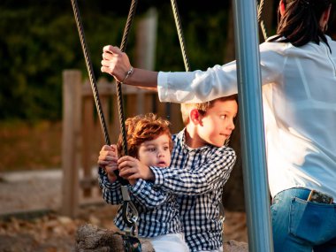 salıncakta iki sevimli erkek 