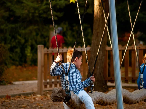 Schattig Jongen Swing Speeltuin — Stockfoto