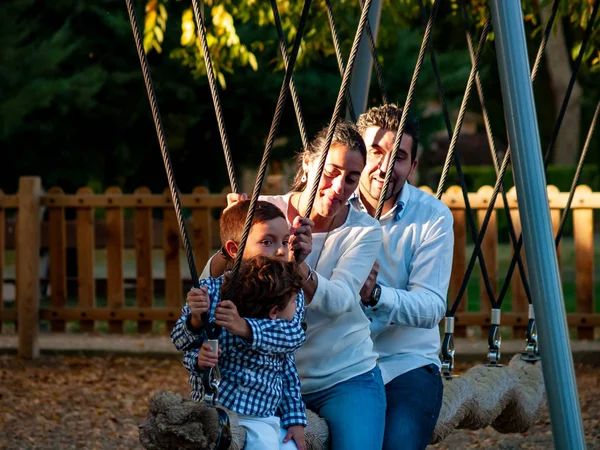 Lindo Niños Padres Swing Parque Otoño — Foto de Stock