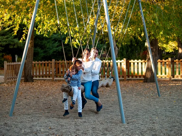 Schattige Kleine Jongens Ouders Swing Een Park Herfst — Stockfoto