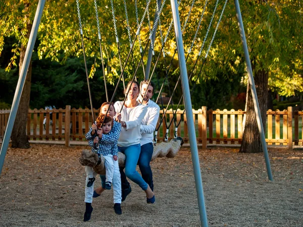 Schattige Kleine Jongens Ouders Swing Een Park Herfst — Stockfoto