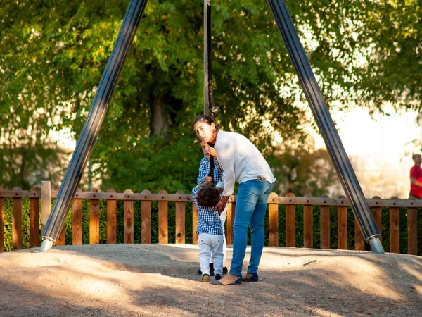 Lindo Niño Pequeño Con Madre Patio Recreo — Foto de Stock