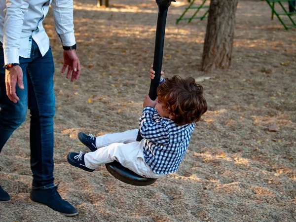 Netter Kleiner Junge Herbst Einem Park Auf Schaukel — Stockfoto