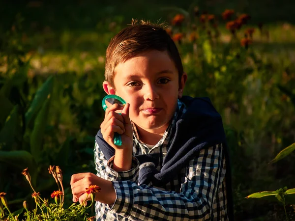 Lindo Niño Parque Otoño Con Lupa — Foto de Stock