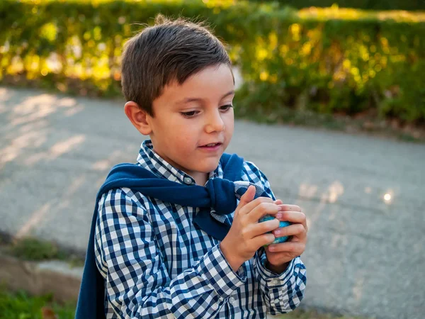 Niño Con Una Bola Del Mundo Planeta Tierra Sus Manos — Foto de Stock