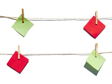 Beyaz üzerine izole edilmiş giysi iğnelerine asılı kağıtlar 