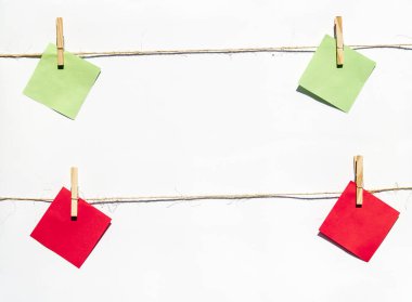 Beyaz üzerine izole edilmiş giysi iğnelerine asılı kağıtlar 