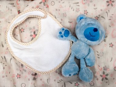 Üst te. bebek önlük ve oyuncak ayı 