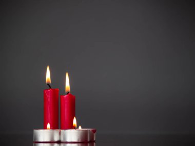 Kavramını seviyorum kırmızı mumlar gri bir arka plan ile yaktı