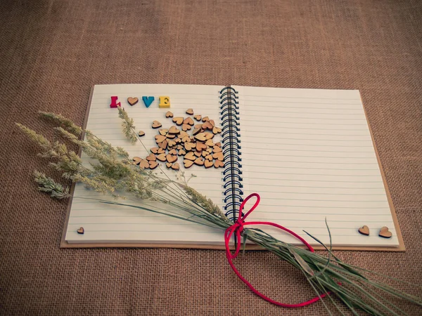 记事本 用字母形成单词爱和植物 — 图库照片