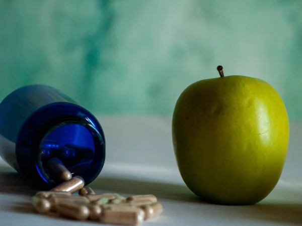 Una Manzana Recipiente Azul Con Pastillas Fibra Vegetal Sobre Una — Foto de Stock