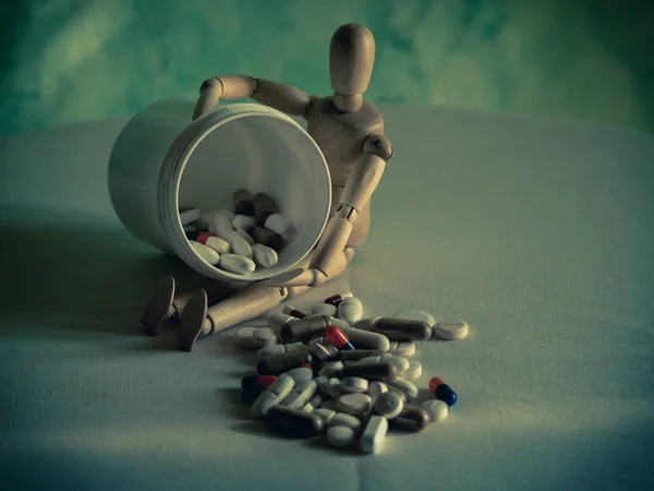 Figura Legno Con Pillole — Foto Stock