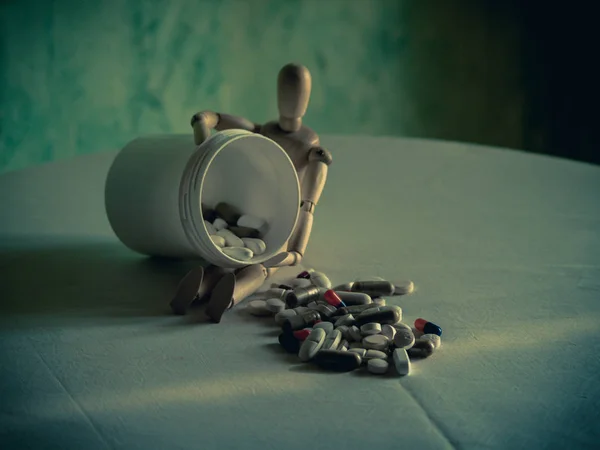 Figurine Bois Avec Pilules — Photo