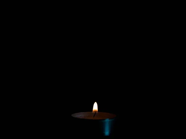 Ένα Αναμμένο Κερί Ένα Πορτοκαλί Φλόγα Και Απομονωμένη Μαύρο Φόντο — Φωτογραφία Αρχείου