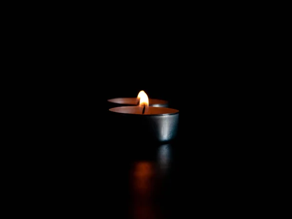 Duas Velas Acesas Com Uma Chama Laranja Isoladas Fundo Preto — Fotografia de Stock