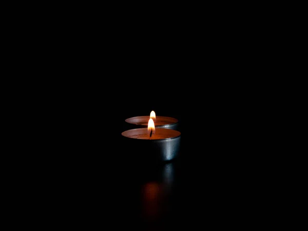 Duas Velas Acesas Com Uma Chama Laranja Isoladas Fundo Preto — Fotografia de Stock