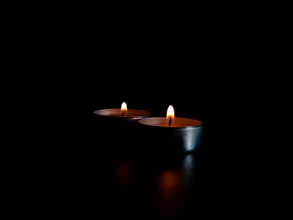 Twee Brandende Kaarsen Met Een Oranje Vlam Geïsoleerd Een Zwarte — Stockfoto