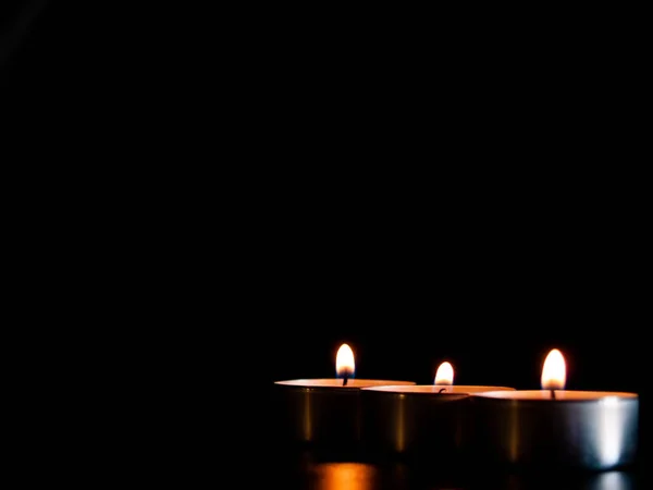 Drie Brandende Kaarsen Met Een Oranje Vlam Geïsoleerd Een Zwarte — Stockfoto