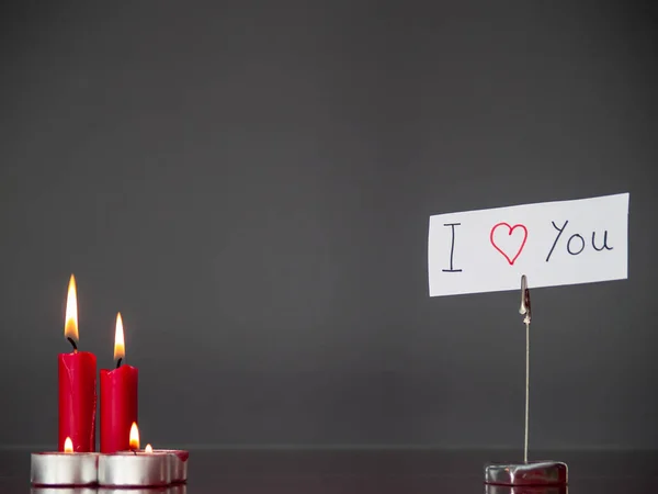 Conceito Amor Velas Vermelhas Acesas Suporte Forma Coração Com Texto — Fotografia de Stock