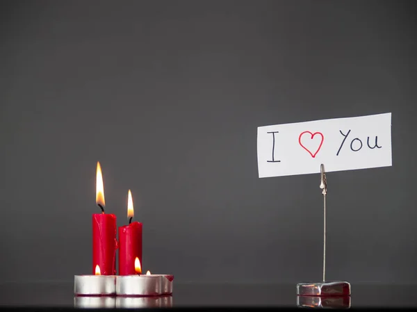 Conceito Amor Velas Vermelhas Acesas Suporte Forma Coração Com Texto — Fotografia de Stock