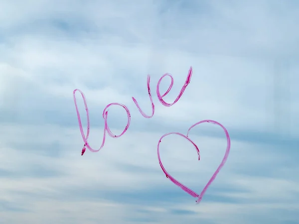 Koncepcja Miłość Miłość Słowo Napisane Szminka Rouge Okno Chmury Błękitne — Zdjęcie stockowe