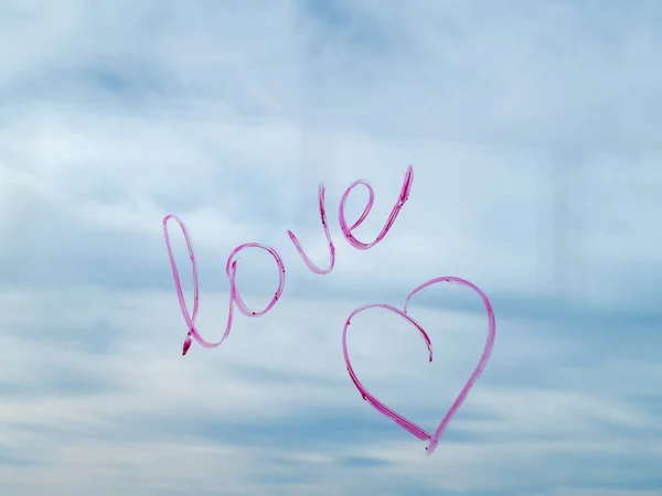 Понятие Любви Слово Любовь Написанное Румяной Помадой Окне Облаками Голубым — стоковое фото