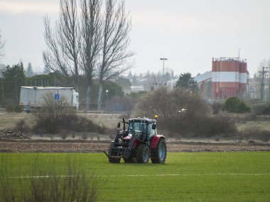Nuevo Naharros,Salamanca,İspanya'da tarlada çalışan traktör