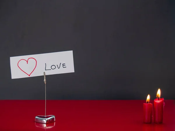 Conceito Amor Velas Vermelhas Acesas Suporte Forma Coração Com Texto — Fotografia de Stock