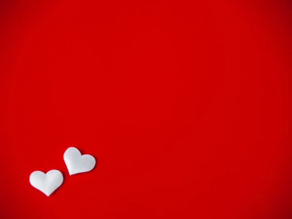 Concepto Amor Dos Corazones Pequeños Sobre Fondo Rojo — Foto de Stock