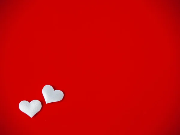 Conceito Amor Dois Corações Pequenos Fundo Vermelho — Fotografia de Stock