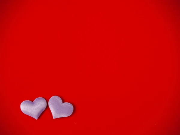 Konzept Der Liebe Zwei Kleine Herzen Auf Rotem Hintergrund — Stockfoto