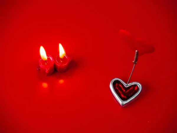 Conceito Amor Velas Vermelhas Acesas Coração Vermelho Com Fundo Vermelho — Fotografia de Stock