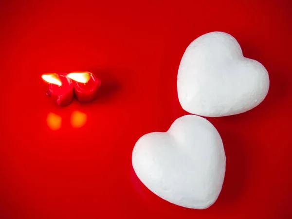 爱的概念红色蜡烛点燃和两个政治心脏与红色背景 — 图库照片