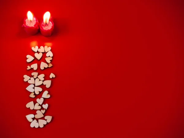 Понятие Любви Красные Свечи Зажжены Много Деревянных Сердец Красном Фоне — стоковое фото