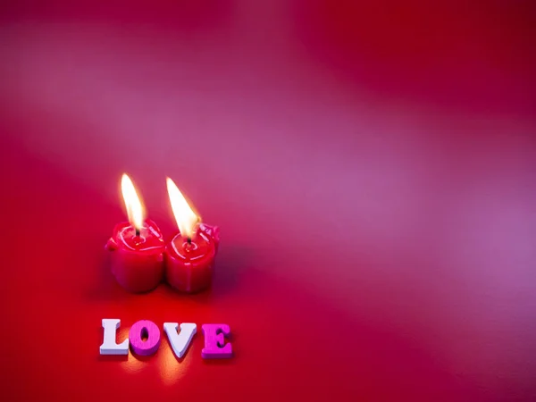 Concepto Amor Velas Rojas Encendidas Palabra Amor Con Fondo Rojo — Foto de Stock