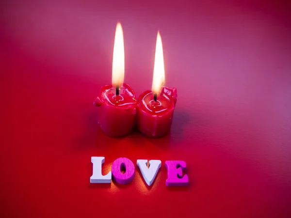 Conceito Amor Velas Vermelhas Acesas Palavra Amor Com Fundo Vermelho — Fotografia de Stock