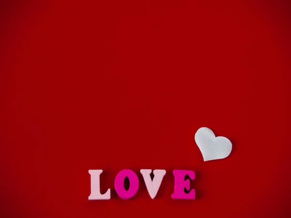 Pojetí Lásky Slovo Láska Dřevěných Písmen Srdce Červeným Pozadím — Stock fotografie
