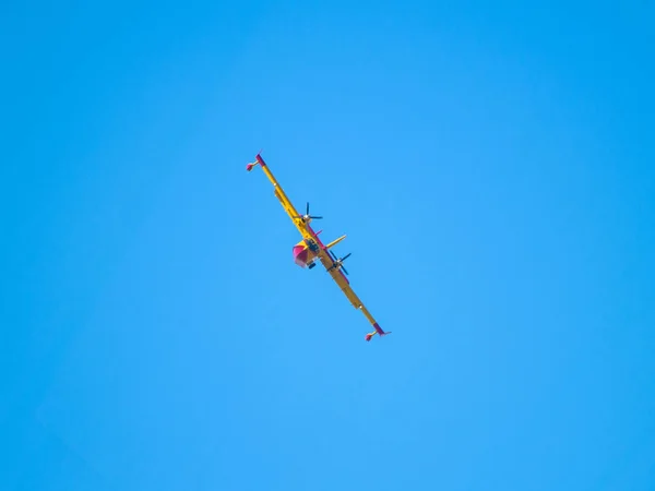 Avião Amarelo Céu Viagem Natureza — Fotografia de Stock