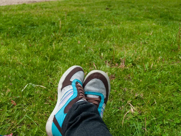 人的脚踩在草坪上 — 图库照片
