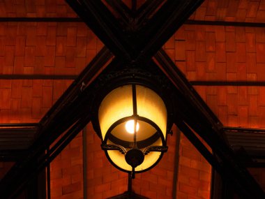 Madrid, İspanya. Lambalı eski binanın tavanı 