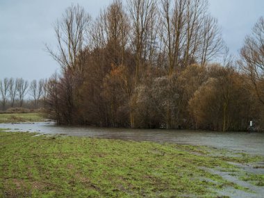  kırsal baharda su birikintisi 