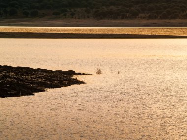 İspanya'da güzel göl üzerinde gün batımı. Doğa, seyahat