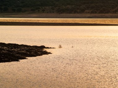 İspanya'da güzel göl üzerinde gün batımı. Doğa, seyahat