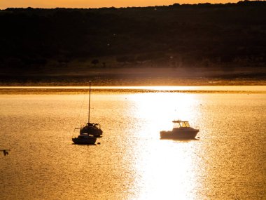 Gün batımında, gölde tekne palamarla havzanın La Maya, İspanya